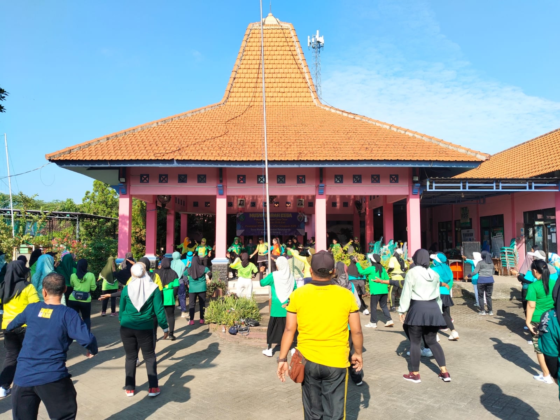 Senam Kesehatan Jasmani di Desa Watessari
