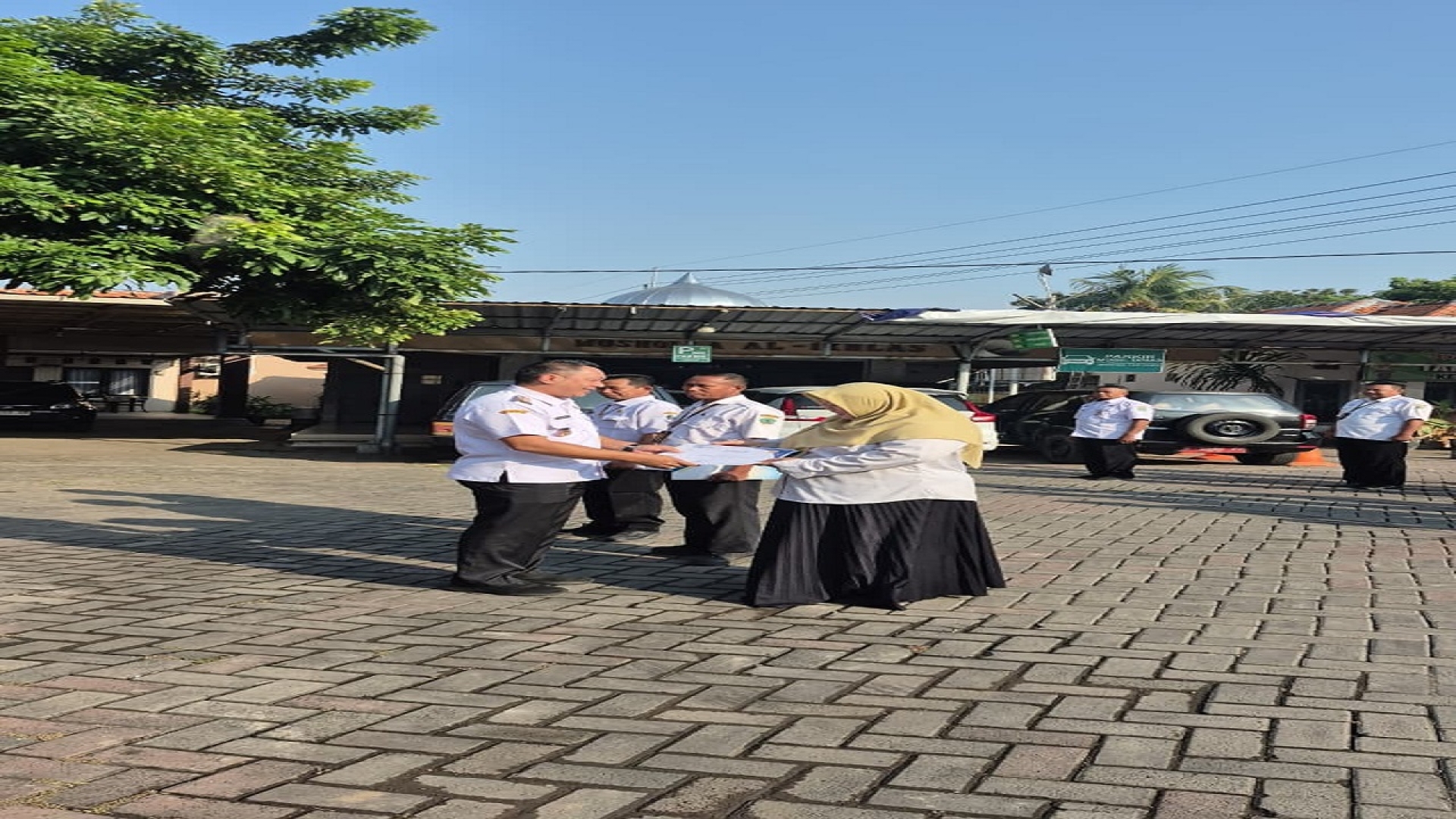 Kegiatan Apel Pagi Evaluasi Kinerja Sekaligus pemberian reward & punishment tribulan 2 th 2026 bagi pegawai dilingkungan OPD Kecamatan Balongbendo